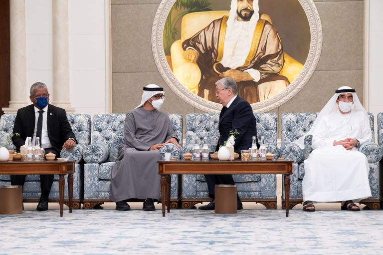 الشيخ محمد بن زايد آل نهيان يتلقى العزاء من إيمانول ماكرون