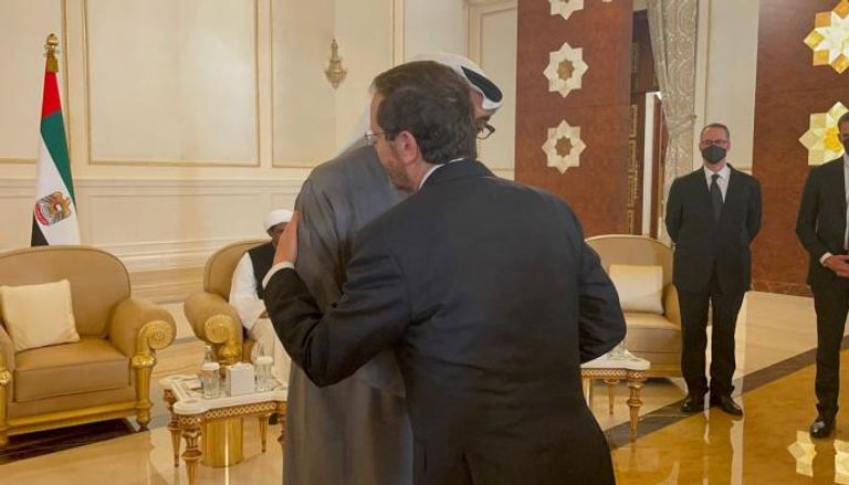 الشيخ محمد بن زايد رئيس دولة الإمارات يستقبل الرئيس الإسرائيلي