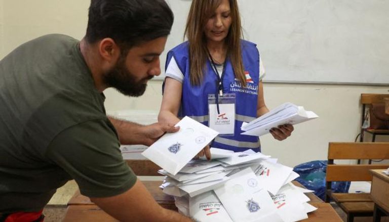 عملية فرز الأصوات في الانتخابات اللبنانية 