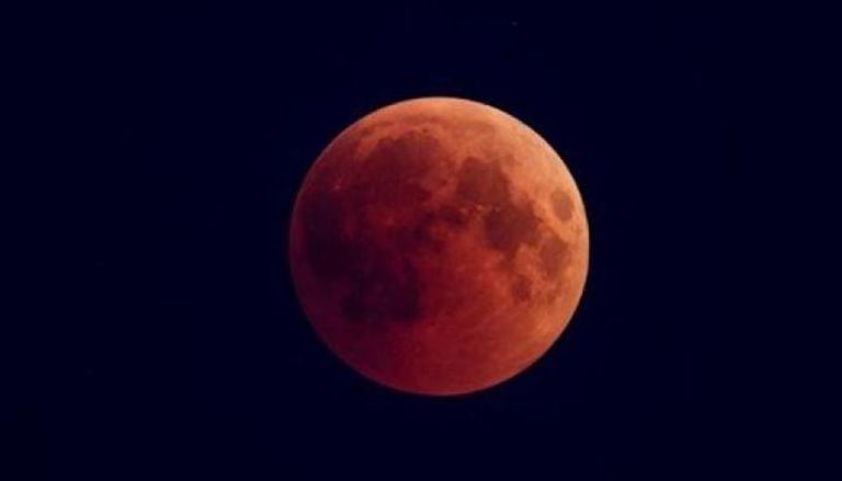 القمر الدموي والخسوف الكلي ظاهرتان تحدثان في آن واحد
