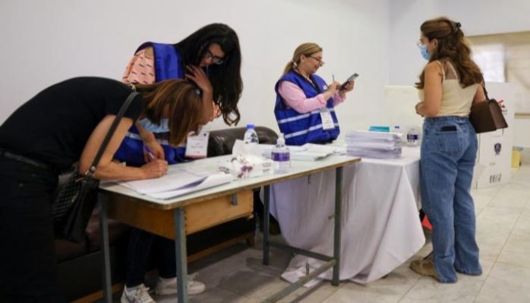 ناخبات لبنانيات يصوتن في الانتخابات البرلمانية- الفرنسية