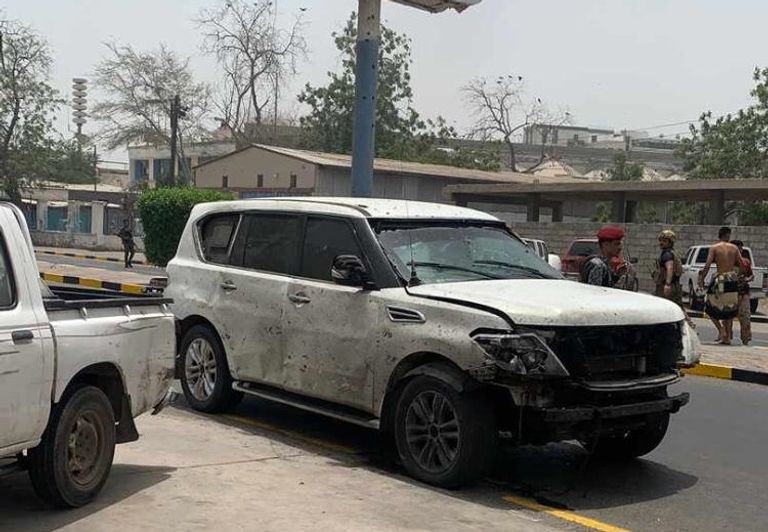 لحظة انفجار سيارة بشارع المعلا في عدن
