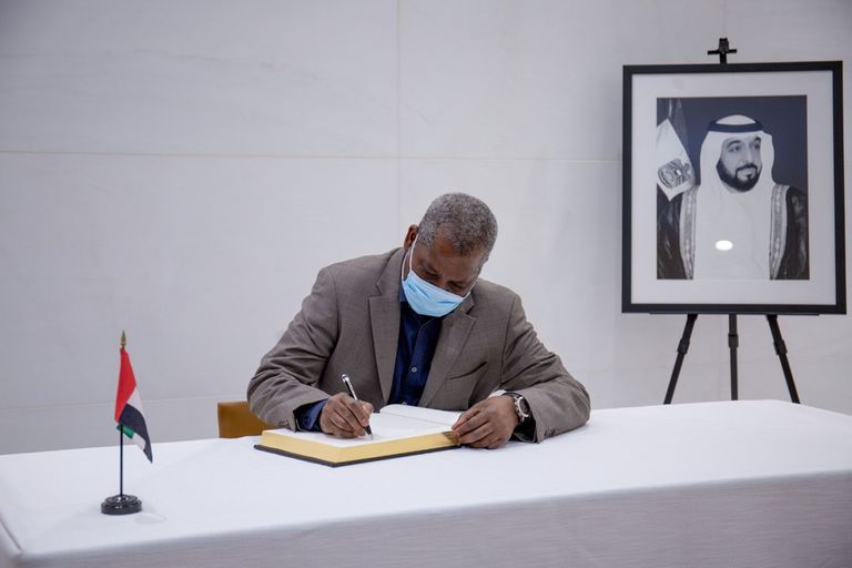 جانب من تقديم السفراء والدبلوماسيين لواجب العزاء 