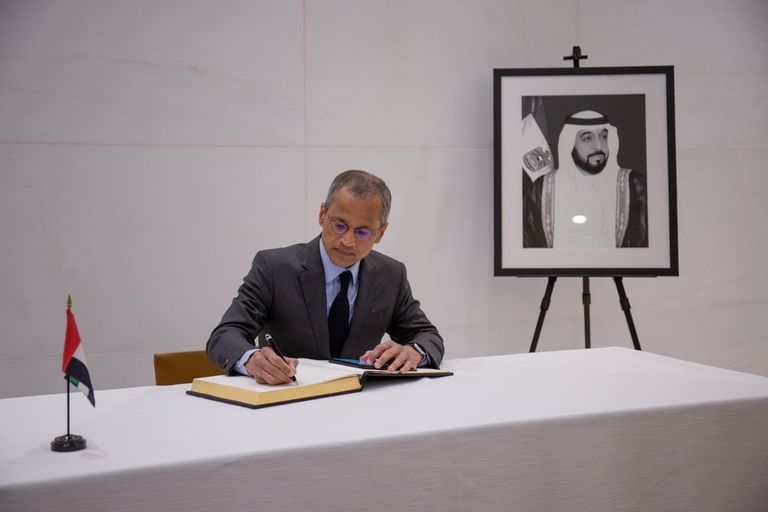 جانب من تقديم السفراء والدبلوماسيين لواجب العزاء 