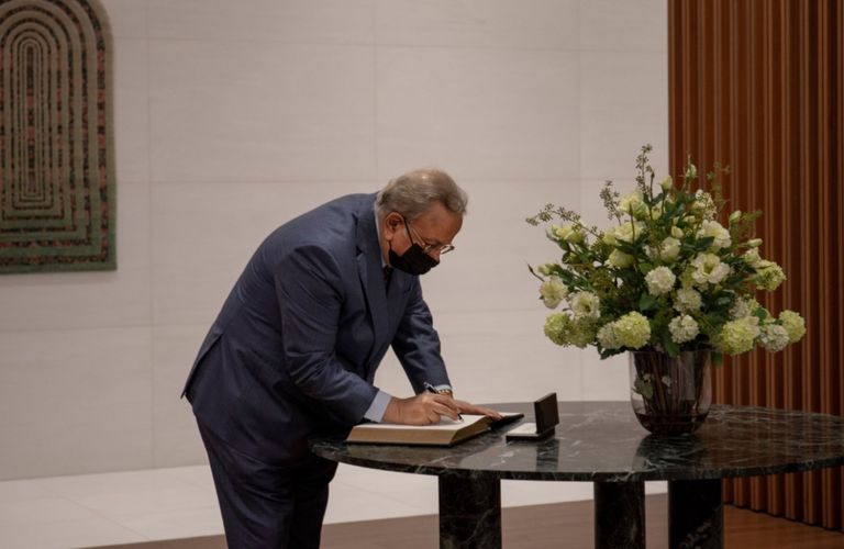 جانب من تقديم السفراء والدبلوماسيين لواجب العزاء 