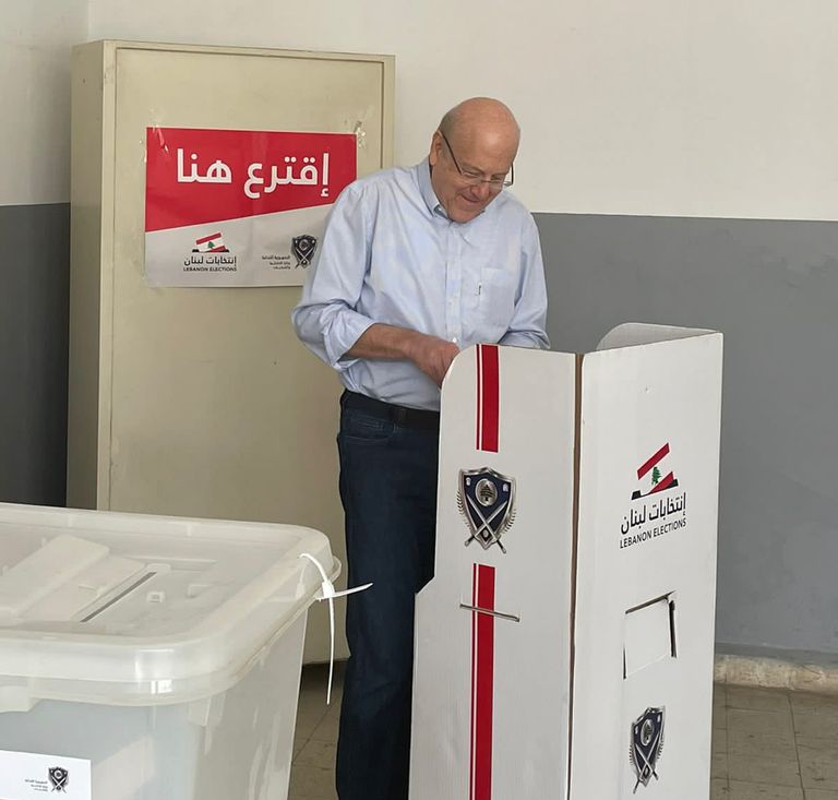 نجيب ميقاتي رئيس الوزراء اللبناني يدلي بصوته في الانتخابات