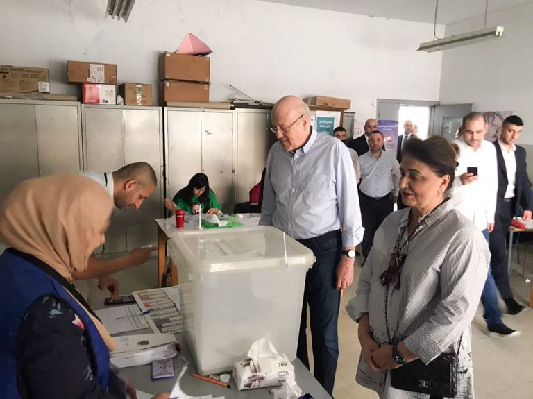 نجيب ميقاتي رئيس الوزراء اللبناني يدلي بصوته في الانتخابات