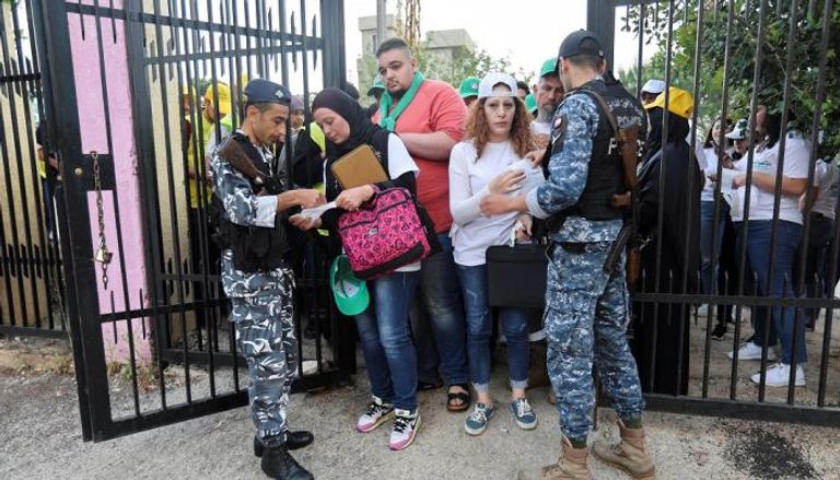 إقبال الناخبين في لبنان على الاقتراع- رويترز