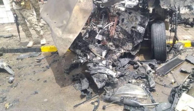 حطام سيارة استخدمت في تفجير إرهابي سابق في عدن