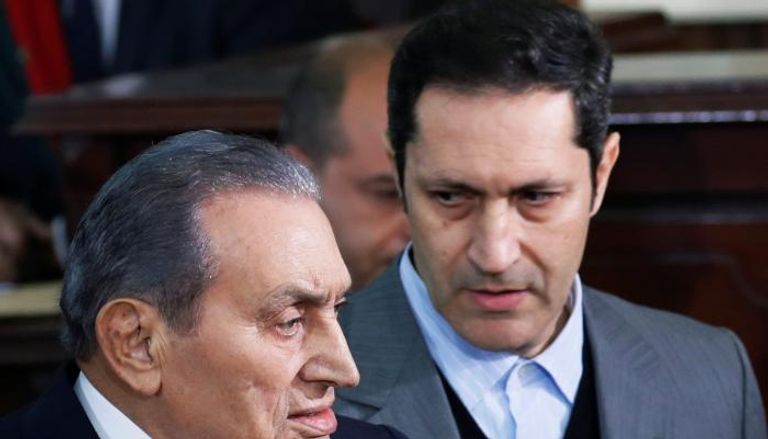 علاء مبارك إلى جوار الرئيس الراحل حسني مبارك - أرشيفية