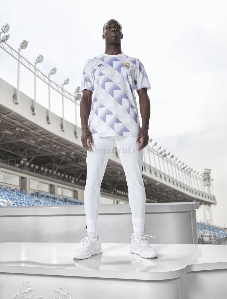 قميص الريال الجديد كريم بنزيما في تقديم قميص ريال مدريد الجديد