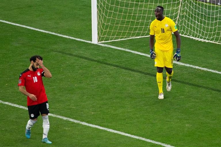 ميندي في لقاء مصر والسنغال أليسون يتصدى لركلة ماونت