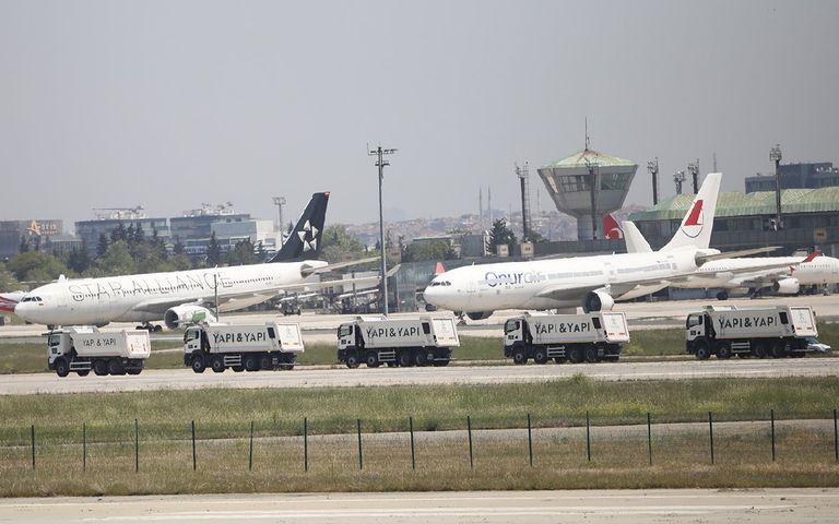 وزير البيئة والتحول العمراني التركي وفي خلفيته المطار