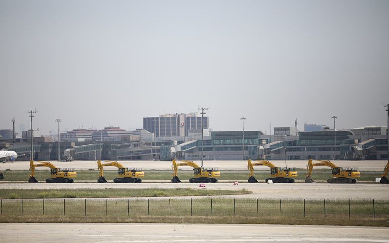 وزير البيئة والتحول العمراني التركي وفي خلفيته المطار