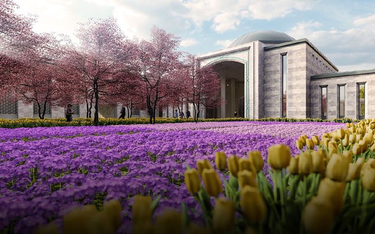 وزير البيئة والتحول العمراني التركي وفي خلفيته المطار