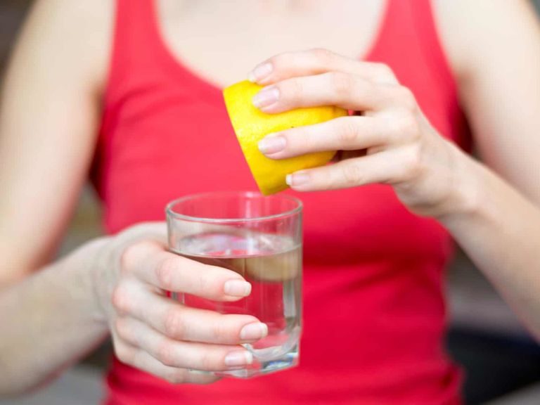 مشروب الماء بالليمون