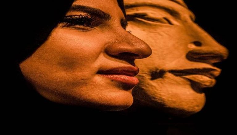 مصرية تنشر صورتها إلى جانب تمثال إخناتون