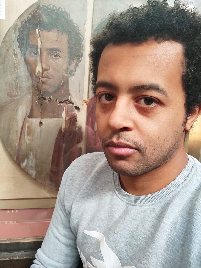 مصرية تنشر صورتها إلى جانب تمثال إخناتون