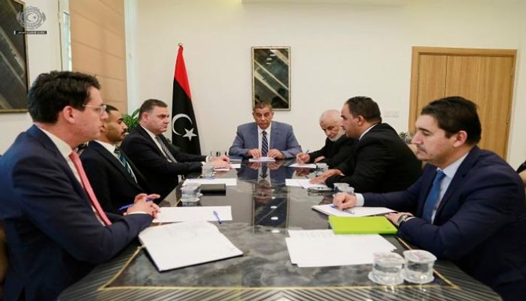 نائب رئيس الحكومة الليبية مع الوفد اليوناني 