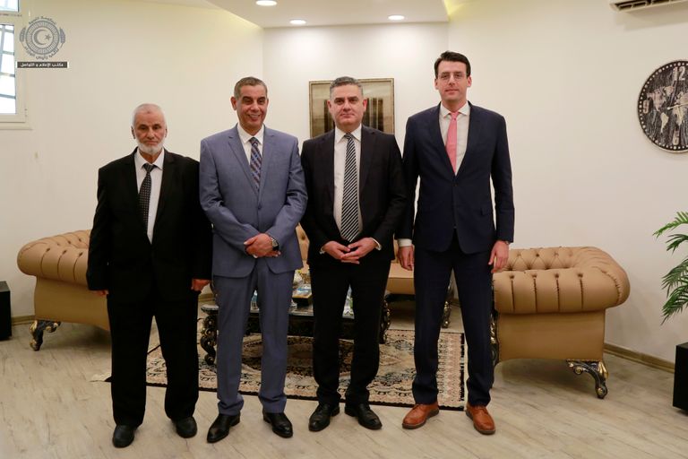 نائب رئيس الحكومة الليبية مع الوفد اليوناني