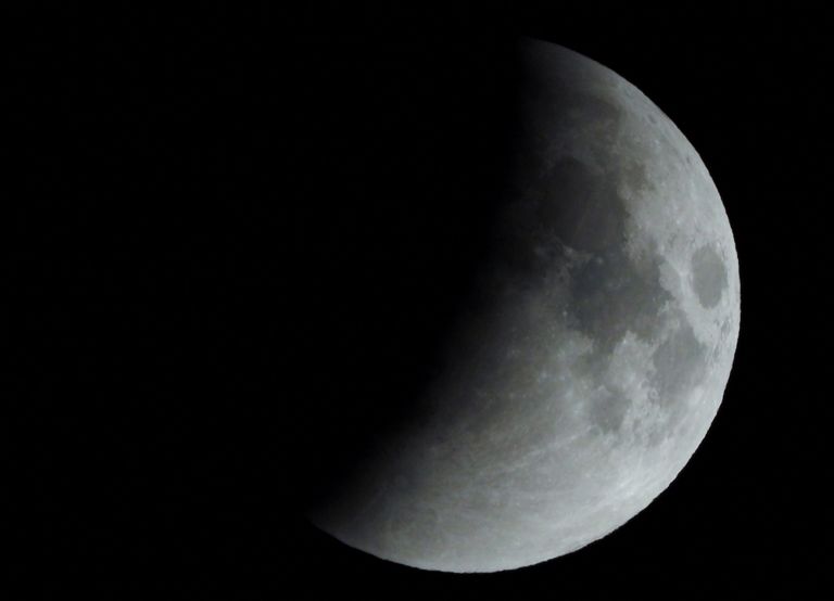 القمر الزهري الدموي العملاق