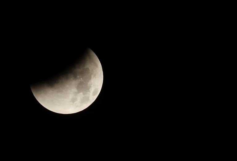 القمر الزهري الدموي العملاق