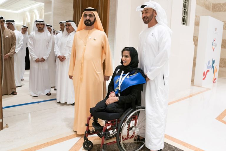 الشيخ محمد بن زايد آل نهيان مع عدد من الأبطال ذوي الهمم