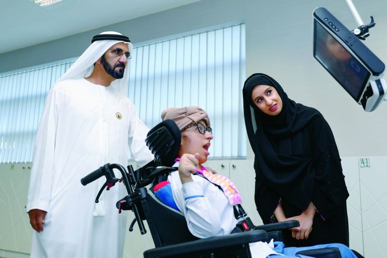 الشيخ محمد بن زايد آل نهيان مع عدد من الأبطال ذوي الهمم