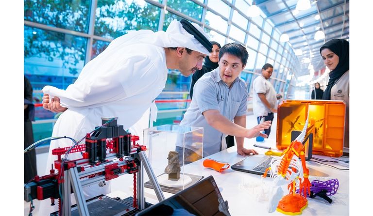 الشيخ محمد بن زايد آل نهيان مع عدد من الأبطال ذوي الهمم