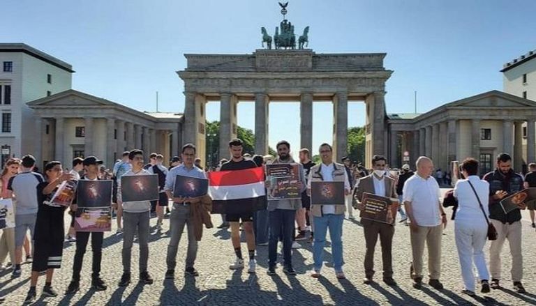 احتجاج لشبان يمنيون أمام بوابة برلين في ألمانيا تزامنا مع الحملة الحقوقية