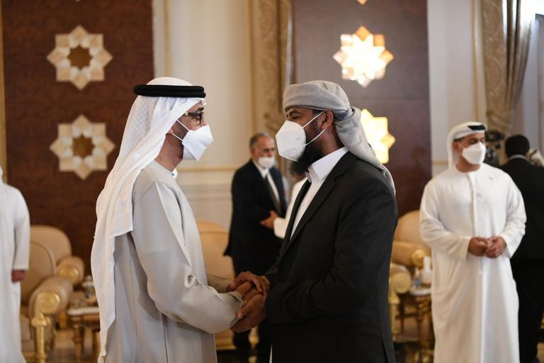 الرئاسة اليمنية في الإمارات للعزاء في وفاة خليفة بن زايد الرئيس العليمي يقدم واجب العزاء لرئيس دولة الإمارات الشيخ محمد بن زايد