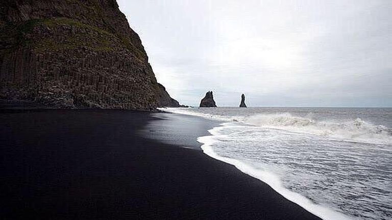 شاطئ الرمال السوداء 10 من أغرب شواطئ العالم بالصور منها الشاطئ المخفي
