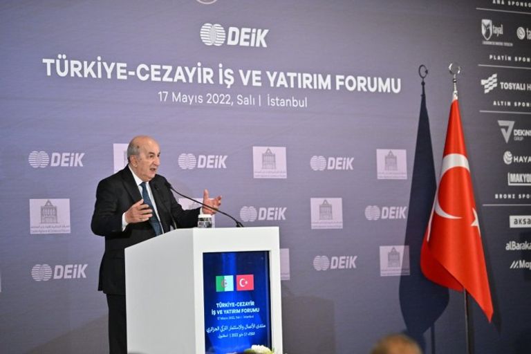 نائب الرئيس التركي خلال إلقاء كلمته بالمنتدى