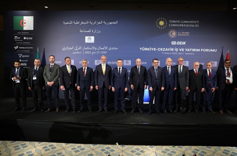 نائب الرئيس التركي خلال إلقاء كلمته بالمنتدى