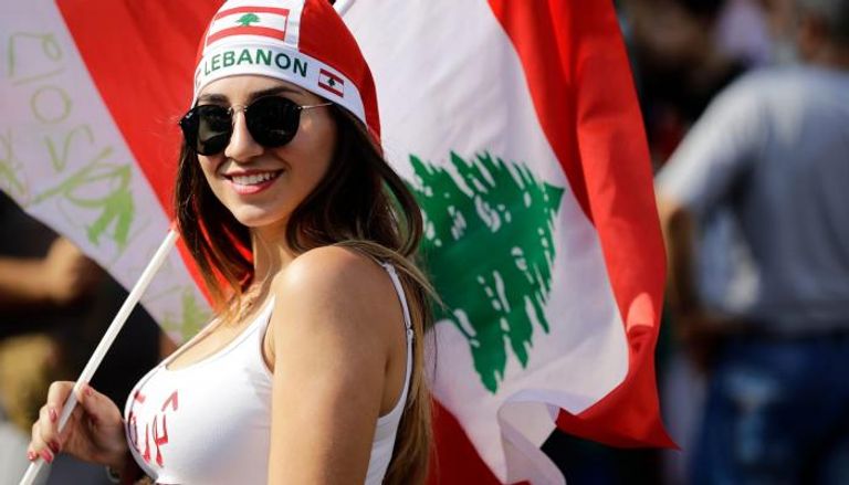 لبنانية ترفع علم بلادها- أرشيفية