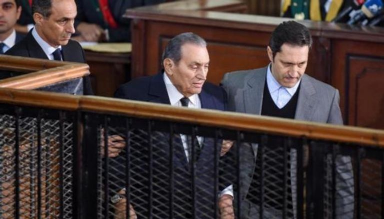 الرئيس المصري الراحل حسني مبارك ونجليه علاء وجمال خلال جلسة محاكمة