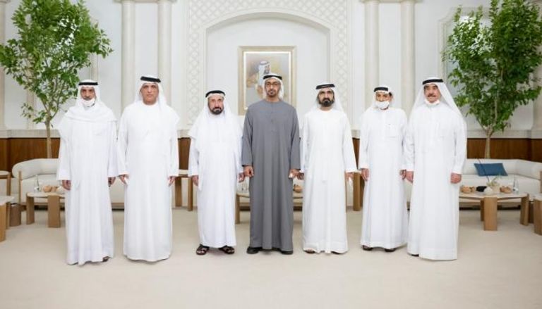 الشيخ محمد بن زايد آل نهيان رئيس دولة الإمارات يتوسط أعضاء المجلس الأعلى للاتحاد
