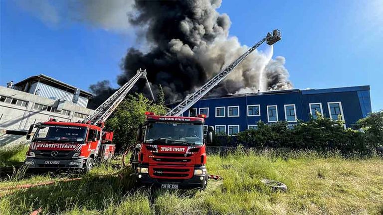 أعمدة الدخان تتصاعد من المصنع