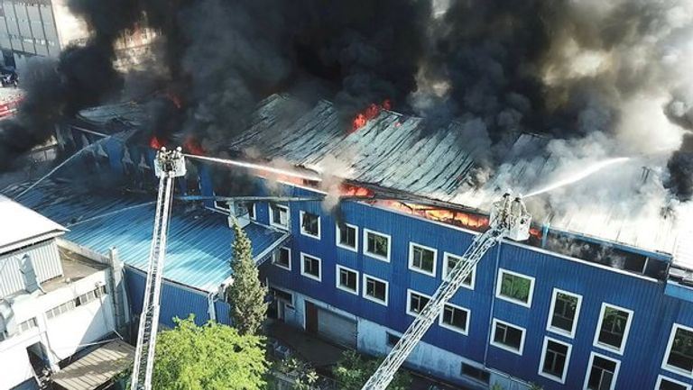 أعمدة الدخان تتصاعد من المصنع