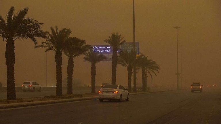 الغبار يجتاح السعودية