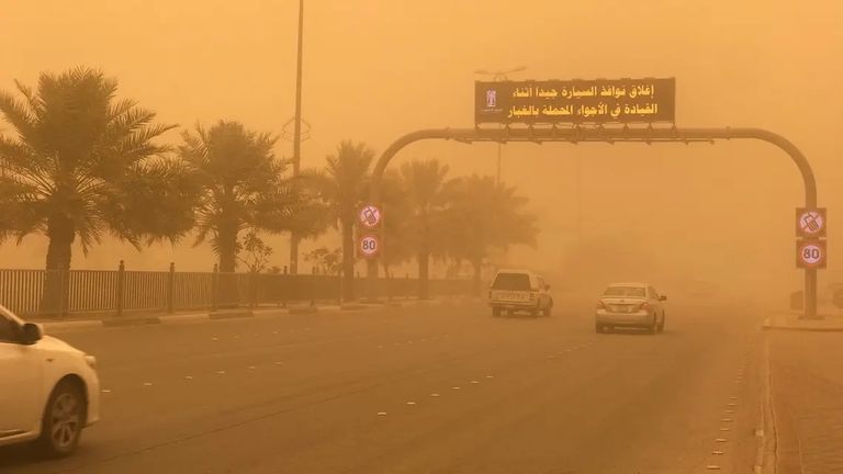 الغبار يجتاح السعودية
