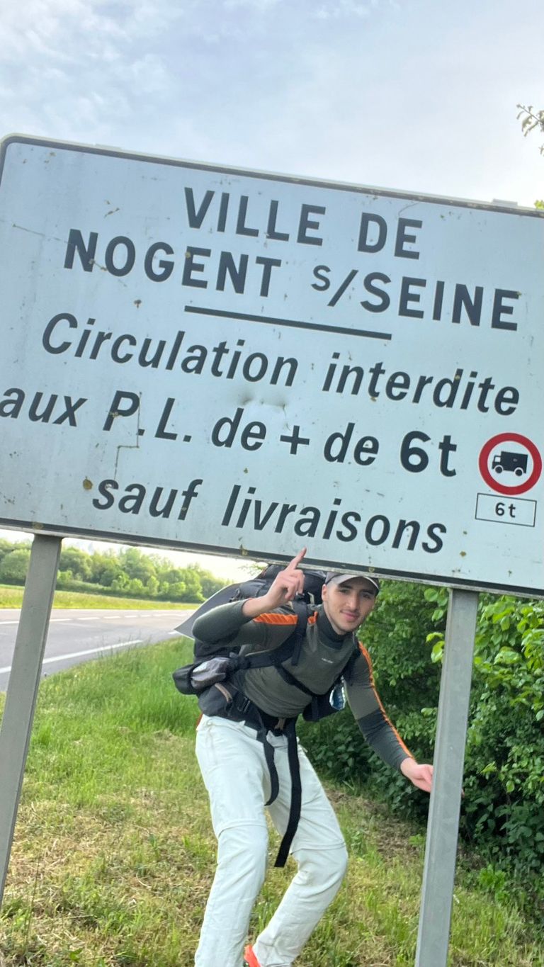 الشاب الذي قرر التنقل مشيا على الأقدام من باريس إلى الجزائر