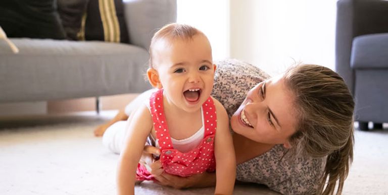 الزحف يعزز قدرة الأطفال على التوازن والاستكشاف