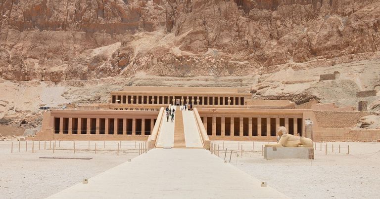 معبد حتشبسوت في الدير البحري في مصر المعالم الأثرية في مصر