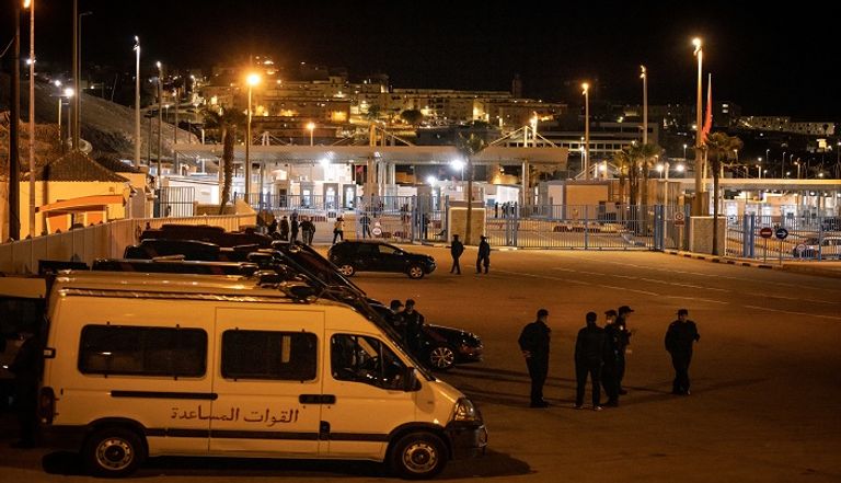 جانب من عبور المشاة بين الجانبين بعد فتح الحدود