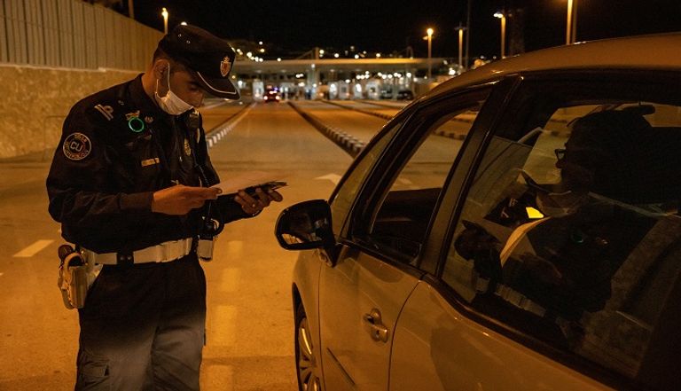 جانب من عبور المشاة بين الجانبين بعد فتح الحدود