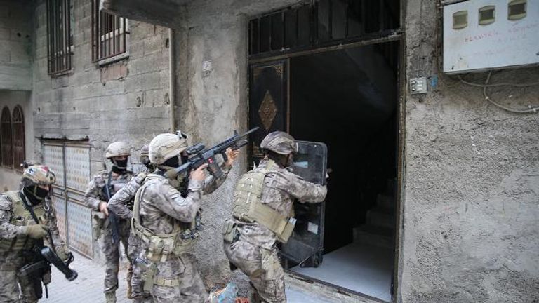 جانب من المواد المضبوطة 