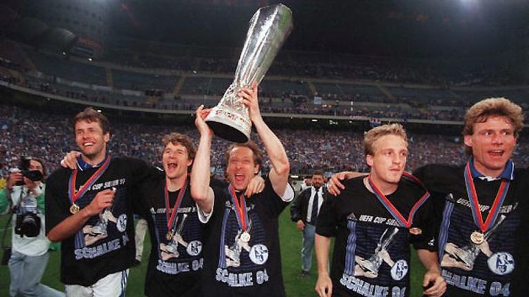 شالكه أخر بطل ألماني لليويفا كاب فريق آينتراخت فرانكفورت