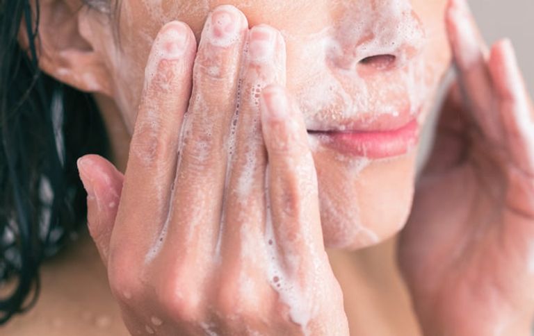 فتاة تنظف وجهها بالمنظف الرغوي - أرشيفية