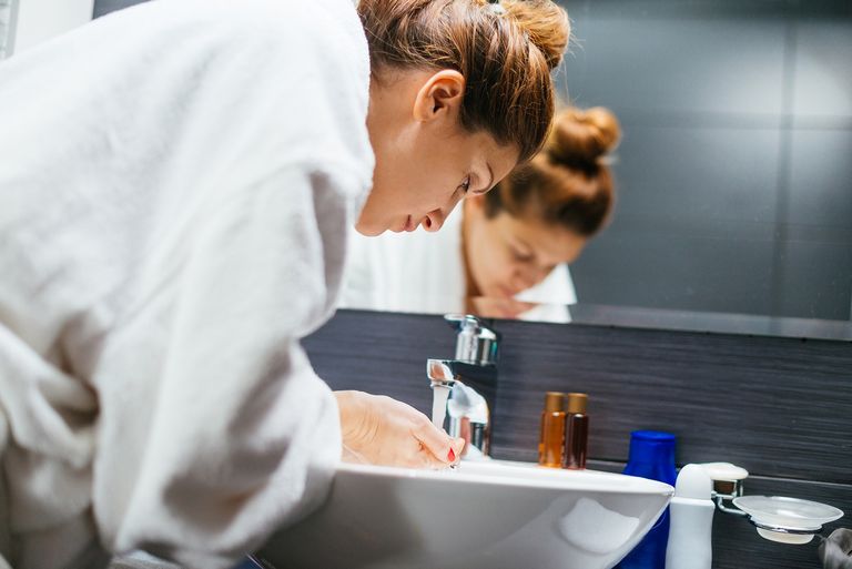 فتاة تنظف وجهها بالمنظف الرغوي - أرشيفية